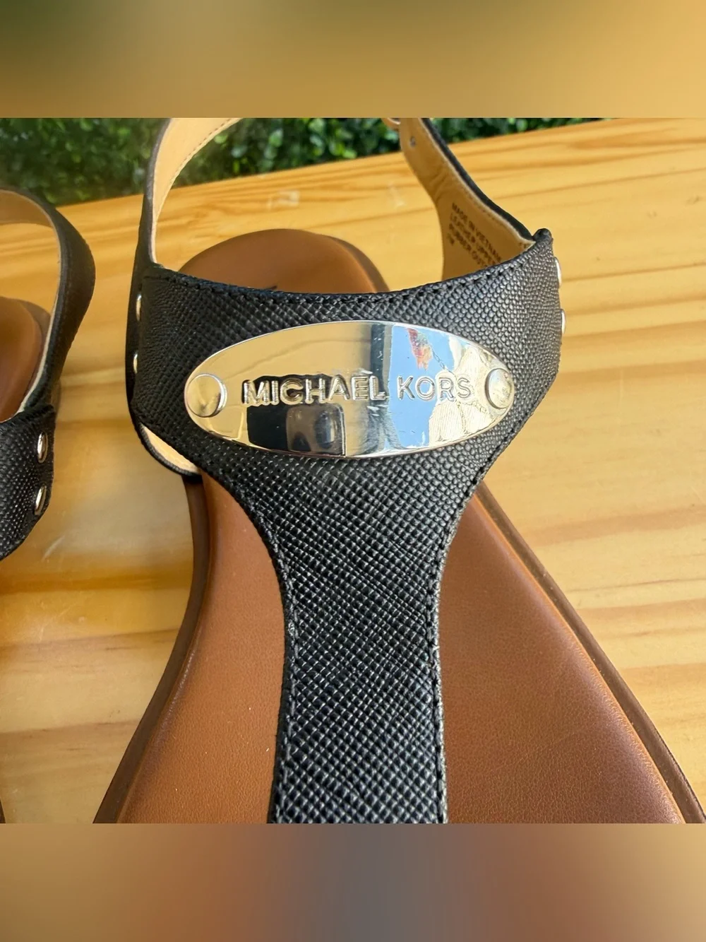 Michael Kors MK Plate Black Leather T-Strap Thong Sandals Women’s Size 7M